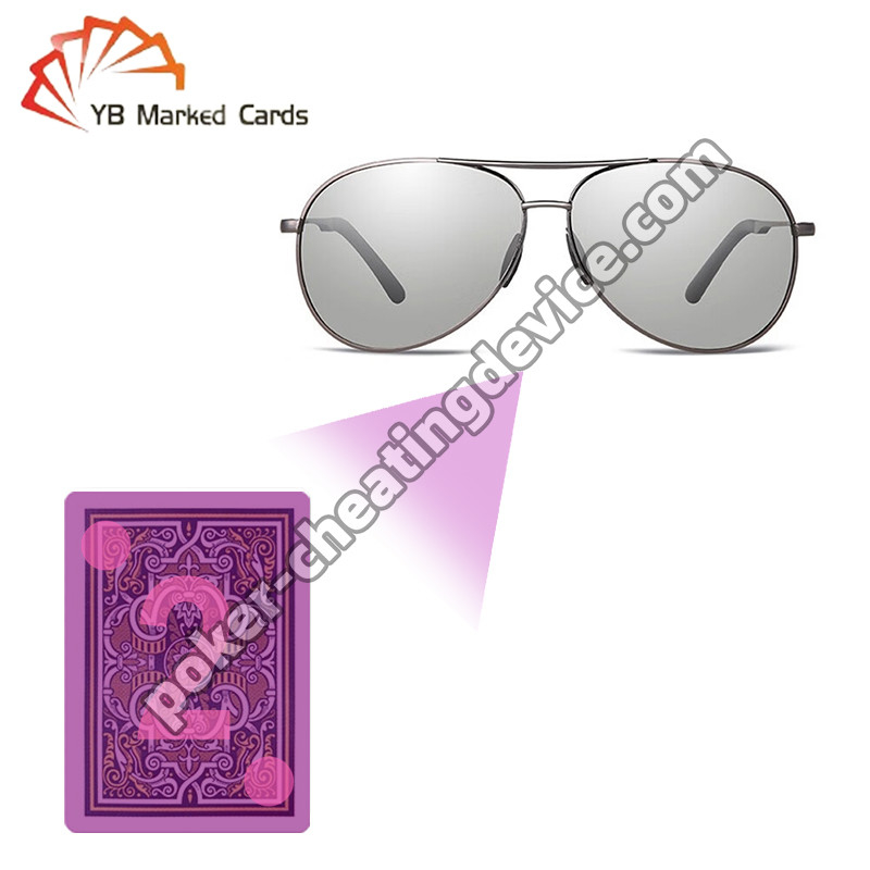 Des lunettes de soleil infrarouges pour voir les cartes marquées ouvrir les marques cachées dans les jeux de poker