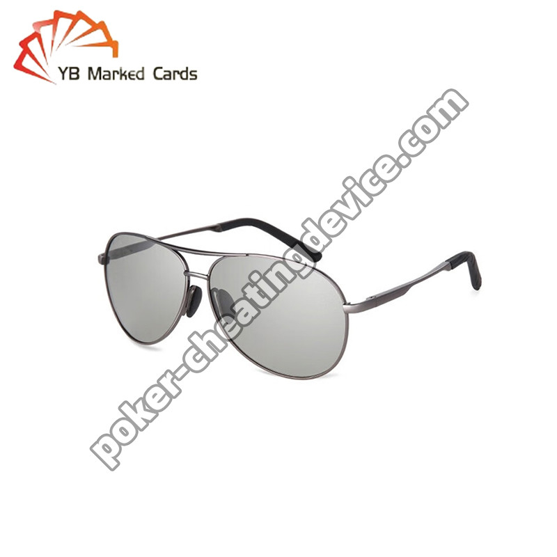 Des lunettes de soleil infrarouges pour voir les cartes marquées ouvrir les marques cachées dans les jeux de poker