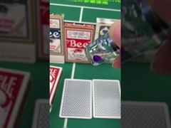 Les lentilles de contact infrarouges pour les joueurs de poker détectent les cartes avec précision