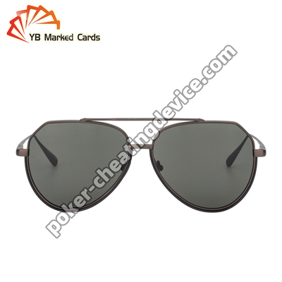 Des lunettes de poker furtives pour voir à travers les cartes à jouer