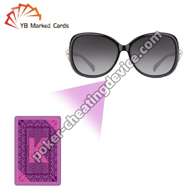 Des lunettes de soleil infrarouges pour voir les cartes marquées.